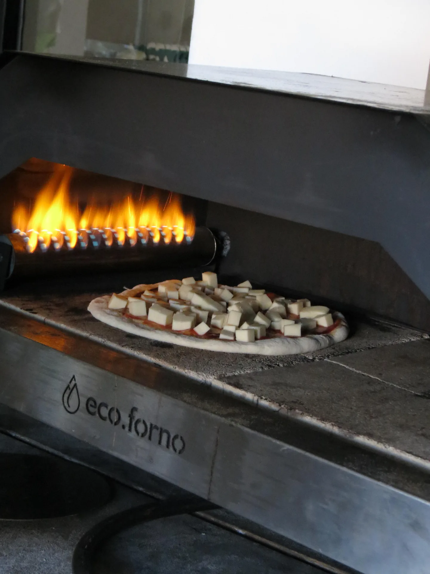 Pizza con muzzarella lista para el horno