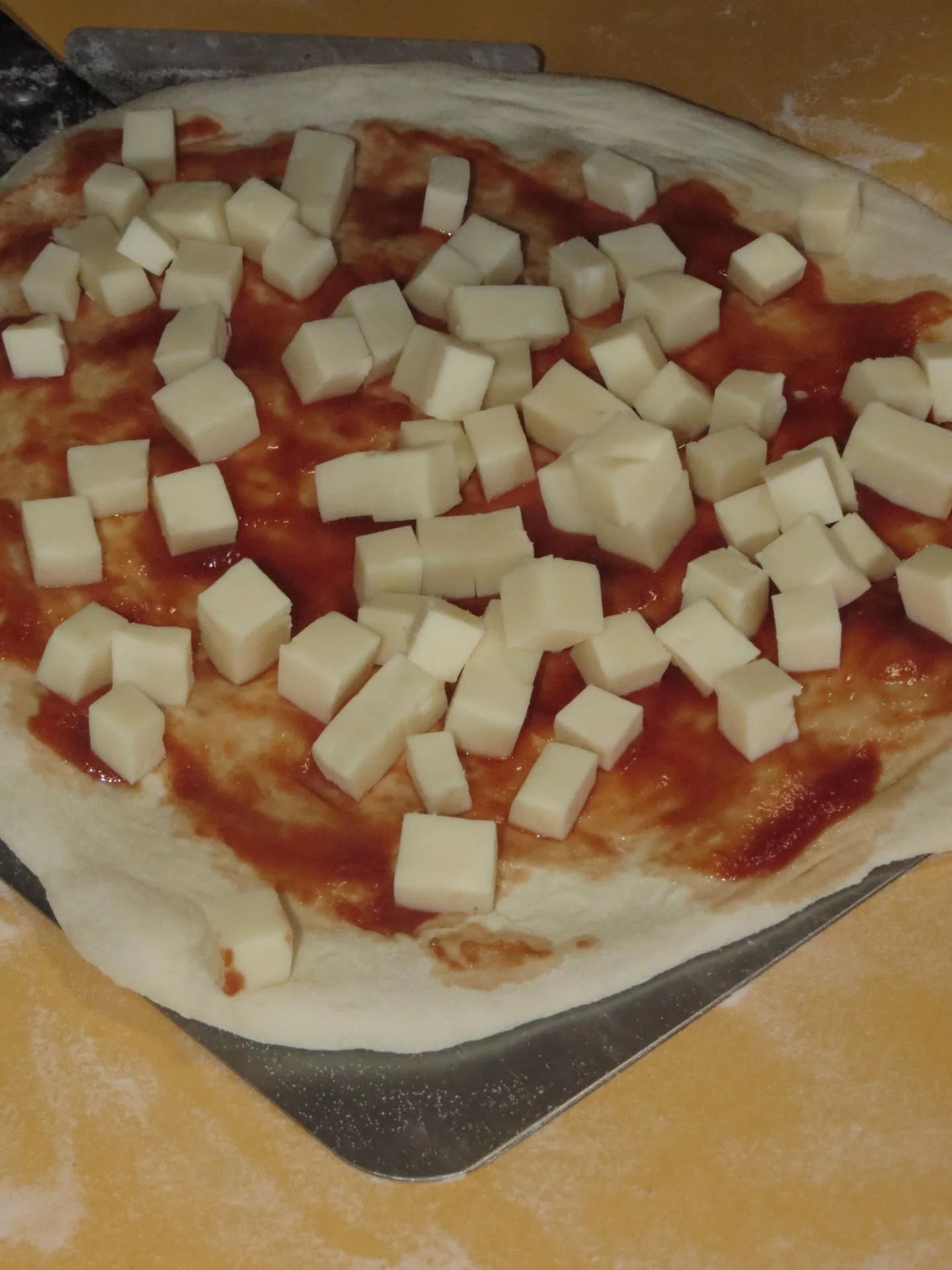 Pizza entrando al horno a la llama